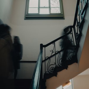 黒田記念館の階段を上り下りする人影