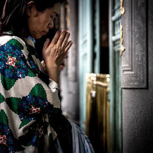 龍山寺で真剣にお参りする女性