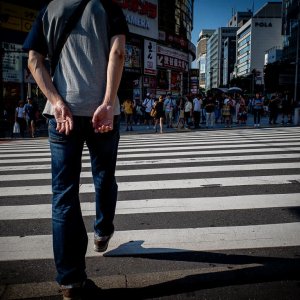 横断歩道の歩行者たち