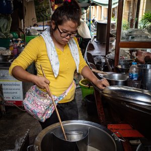 ター・ティアン市場で麺を茹でていた女性