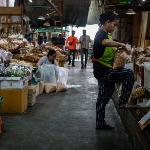 ター・ティアン市場で働く女性