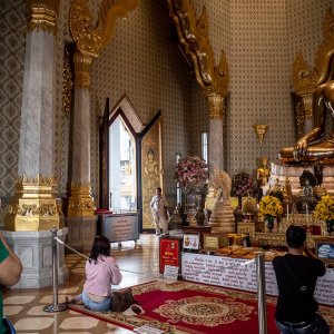 Woman praying in Wat Trimit