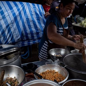 クロントゥーイ市場の屋台で麺を茹でる女性