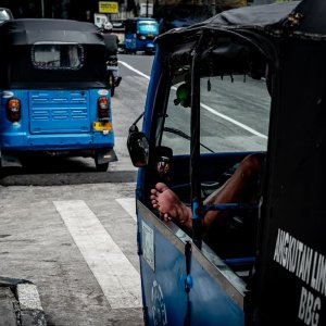 ジャカルタの町角に停まっていたバジャイと呼ばれる三輪タクシー