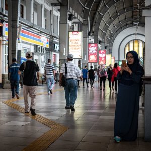 Woman wearing a chador in Jakarta Kota Station