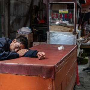 ジャカルタのグロドック地区の片隅で熟睡していた男