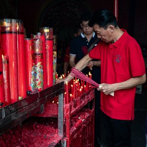 Man putting candles away in Jin De Yuan