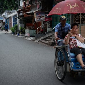 住宅街の中を走るベチャという自転車タクシー