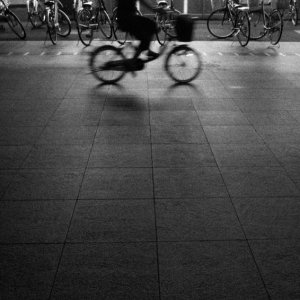 夜道を走る自転車