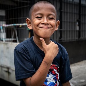 ジャカルタの住宅街の中で遊んでいた男の子