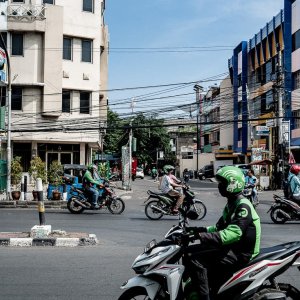 ジャカルタの町を走るバイク