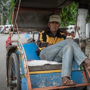 年配のベチャの運転手