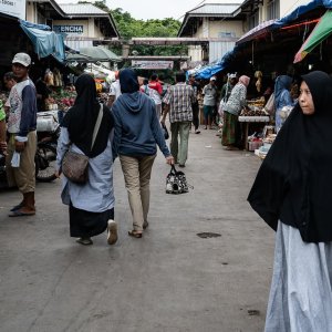 インドネシア 鮮やかなヒジャブをかぶった女性 写真とエッセイ By オザワテツ