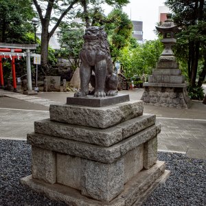 Guardian dog in Hatomori Hachiman Jinja