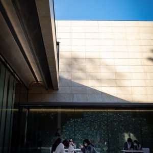 People relaxing on the terrace of the Teien Art Museum