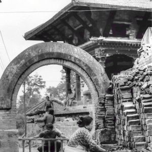 ヒンドゥー教寺院を修復する女