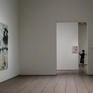 アーティゾン美術館でカメラを構える女性