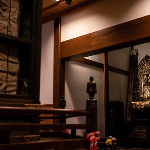 Image of Avalokitesvara Bodhisattva seated in the sutra collection at Jigen-ji Temple