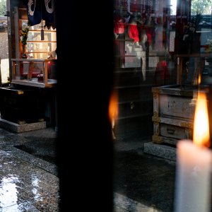 Woman praying at Sansin-den of Toyokawa Inari
