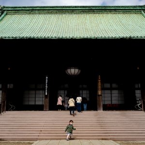 Girl running around in front of Gokoku-ji Temple