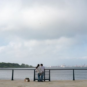 海を眺めるカップル