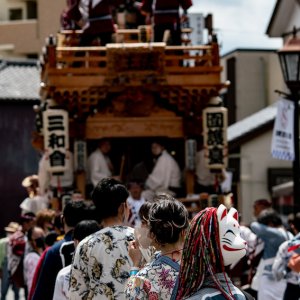 Float and people pulling them at the Narita Gion Festival