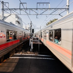 Oimachi Line stopping at Kuhonbutsu Station