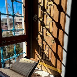Quran on the window sill of the Tokyo Camii