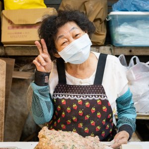 餃子を包んでいた女性