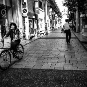 津山の商店街を走る自転車