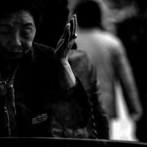 浅草寺で煙を浴びる女性