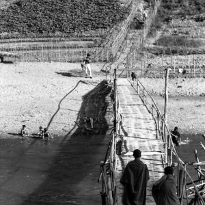 竹の橋を渡る二人の僧侶