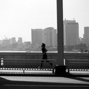 橋の上を走る男