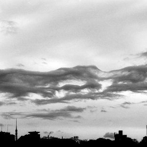 シルエットの上の雲
