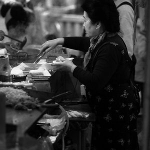 浅草寺境内に出ていた屋台で働く女性