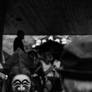 伝統的な仮面劇で使われるユニークな仮面を付けた男