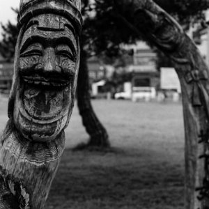 口を大きく開けて笑う木彫りの顔