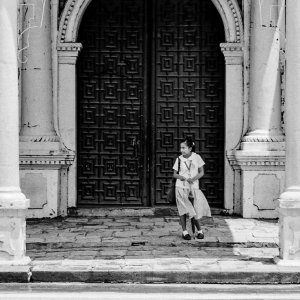 ビガン大聖堂の扉の前に立つ制服姿の女の子