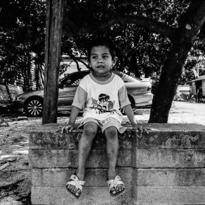 コンクリートブロックの上に座る男の子