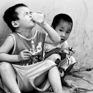 ヨーグルトを食べる男の子