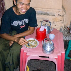 Man eating Mo Hin Gar