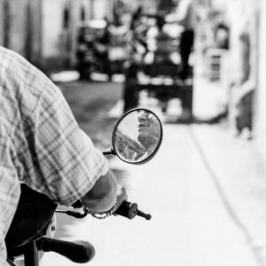 バイクに乗った男