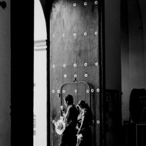サント・ドミンゴ・デ・グスマン教会の外に出るカップル