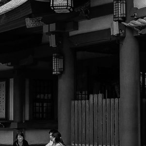 日枝神社の門前にいた若者たち