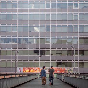 歩道橋の上の二人の男