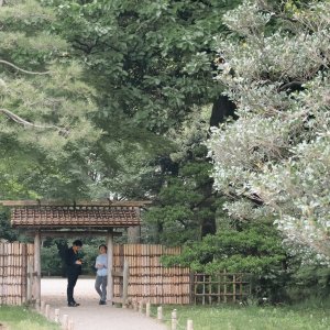 Figures at the gate in Rikugien Garden