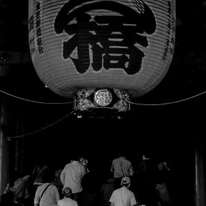 「志ん橋」と書かれた浅草寺の大きな提灯