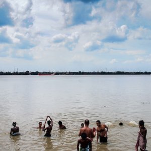 フーグリ川に浸かる人々