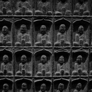 仏像の彫られた石版