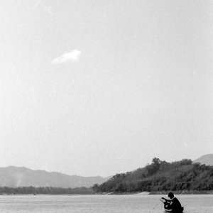 メコン川で漁をしている漁師